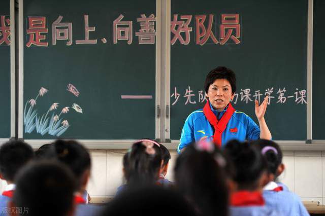 萧常坤心里美滋滋的，嘴上对萧常乾说：大哥，我问你，你前两天跟大嫂，是不是要买别墅来着？萧常乾下意识的问：你咋知道的？萧常坤脱口道：马岚跟我说的啊，她在她朋友家打麻将，刚好看到你跟嫂子去她朋友家里看房子，所以就跟我说了。